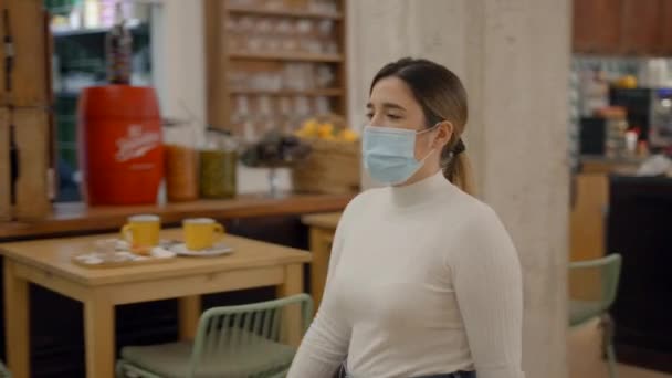 Femme dans un masque de protection marchant à travers la cafétéria puis enlever le masque pour montrer son visage face à face système de sécurité de reconnaissance pour entrer dans le bureau espace de coworking — Video