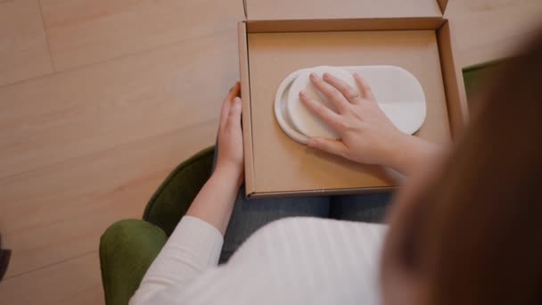 Diseñadora de producto mujer comprobando si la tapa del joyero se desliza bien antes de empaquetar el producto en una caja o paquete para su entrega - ver arriba — Vídeos de Stock