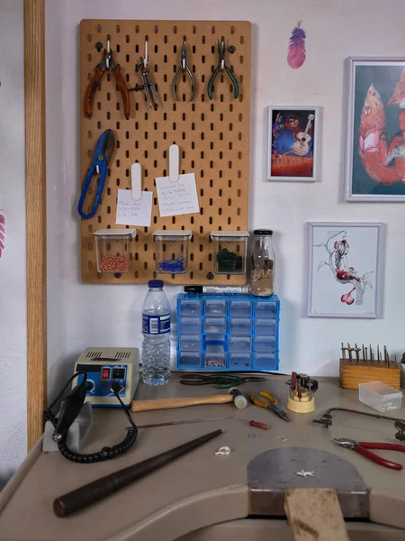 Miejsce pracy jubilera rzemieślnika w warsztacie z różnymi narzędziami i warsztatem. — Zdjęcie stockowe