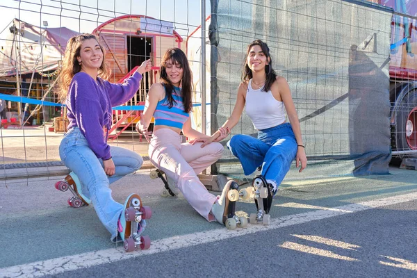 Gruppe von Freunden in Skate und Vintage-Klamotten auf der Straße — Stockfoto