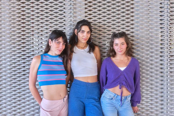 Tres sensual joven en ropa vintage posando al aire libre — Foto de Stock