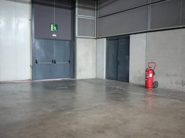 Endüstriyel bir bölgenin yangın söndürücüsü olan acil çıkış kapıları.