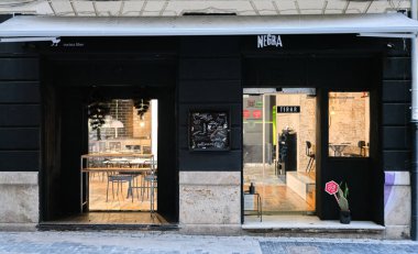 Restoranın içini gösteren camlı bir restoranın cephesi.