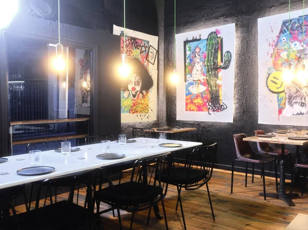 Интерьер современного ресторана украшен картинами с граффити — стоковое фото