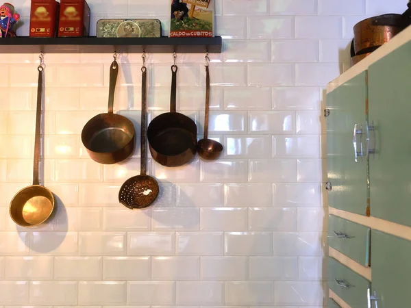 Кухонные принадлежности, свисающие с полок в тихе кухни ресторана — стоковое фото