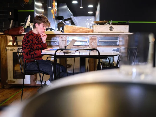 Беспокойная женщина работает в управлении рестораном с ноутбуком — стоковое фото