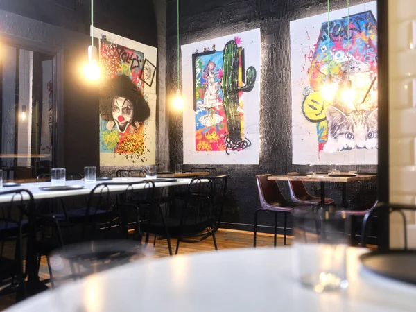 Зал ресторана, украшенный картинами современного искусства — стоковое фото