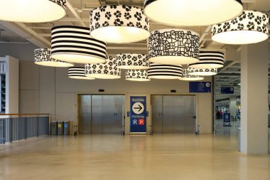 Modern ışıklandırma tasarımı ile havaalanı salonu