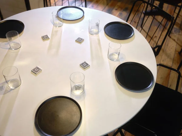 Круглый стол, подготовленный для шести человек в ресторане — стоковое фото