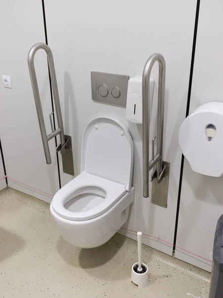 Vertical photo of a toilet for the handicapped — Stock Photo, Image