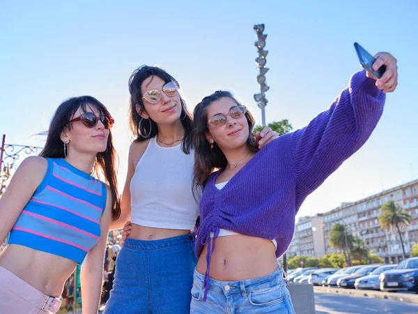 Tři přátelé s vintage oblečení s selfie s mobilním venku — Stock fotografie