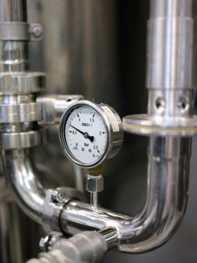 Bira fabrikasındaki bir makinedeki barometrenin ayrıntıları.