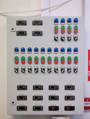 Çeşitli fermenterler için göstergeleri olan bir bira fabrikasının kontrol paneli