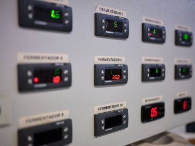 Mayalama numarasını gösteren bir bira makinesinin paneli