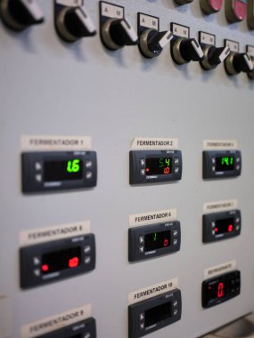 Bira fabrikasındaki fermenterleri kontrol eden makine