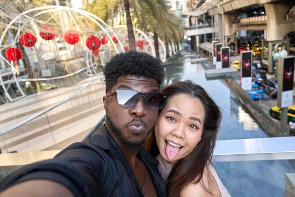 Due amici sorridono alla fotocamera di un cellulare mentre si scattano un selfie otuddors — Foto Stock