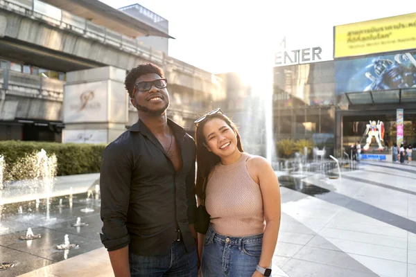 Porträt zweier multiethnischer Freunde, die auf einem Einkaufszentrum lächeln und herumlungern — Stockfoto