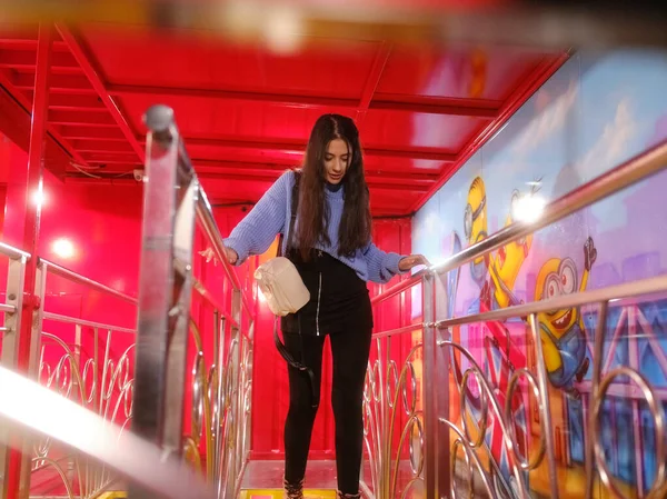 Дівчина проходить через заборонений вхід до ярмарку атракціонів — стокове фото