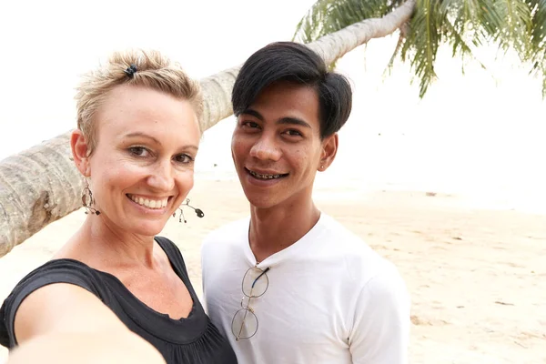 해변에서 자기 의 아시아 인 부부와 셀카 피 를 마시는 성인 코카서스 여인 — 스톡 사진