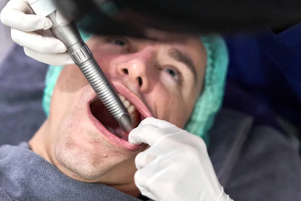 Widok z bliska twarzy pacjenta poddanego zabiegowi odmłodzenia twarzy — Zdjęcie stockowe