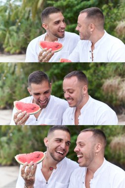 Eşcinsel bir çiftin dışarıda karpuz yerken çekilmiş üç parçalı fotoğrafı.