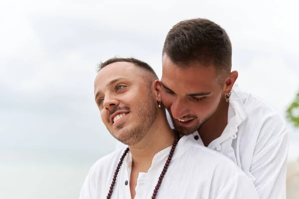 Close up foto di una coppia gay innamorata che abbraccia su una spiaggia — Foto Stock