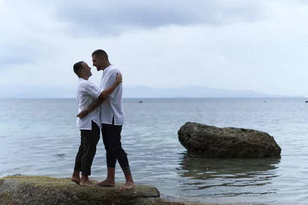 Gay casal prestes para beijo próximo para o oceano — Fotografia de Stock