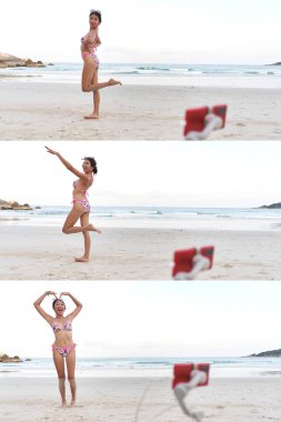 Canlı yayın yaparken Asya flaması cep telefonunun önünde komik poz veriyor.