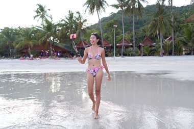 Sahilde canlı performans sergilerken