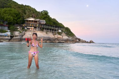 Aya bakan flamalar dolunay partisinde canlı performans sergiliyor.