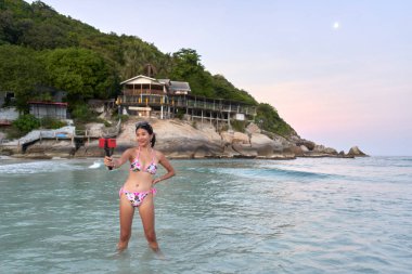 Tayland 'daki dolunay partisinde canlı performans sergiliyor.