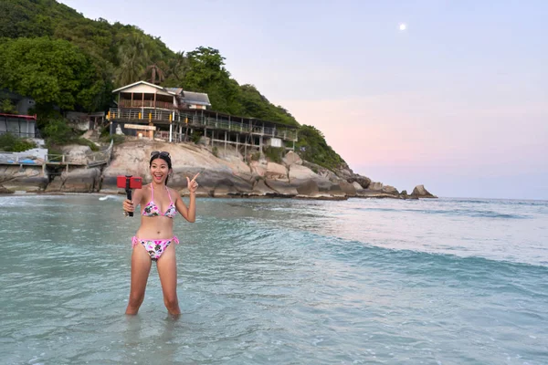 Aya bakan flamalar dolunay partisinde canlı performans sergiliyor.