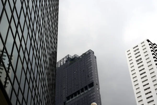 Modern Épület Homlokzata Ashton Chula Silom Körül Felhőkarcolók Tükröződnek Rajta — Stock Fotó