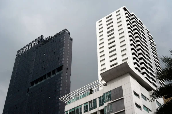 Ashton Chula Silom Felhőkarcoló Körülvéve Más Épületek Város Bangkok Thaiföld — Stock Fotó