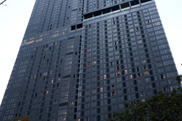Alacsony Látószögű Kilátás Homlokzat Ashton Chula Silom Felhőkarcoló Bangkokban Thaiföldön — Stock Fotó
