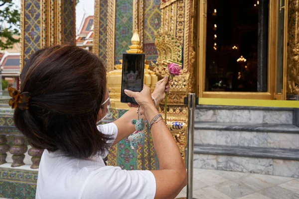 Bangkok Thailand Februari 2022 Vrouw Die Een Bloem Vasthoudt Terwijl — Stockfoto