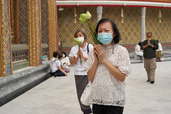 Bangkok, Tayland, 16 Şubat 2022: Budist Makha Bucha Günü 'nde tapınakta dua eden iki kadın