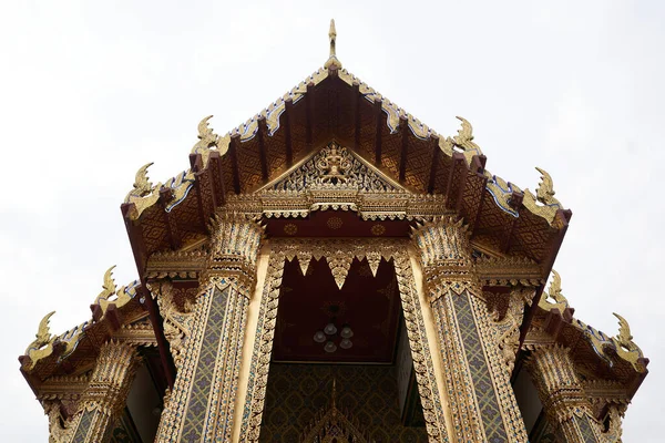 Bangkok Tailandia Febrero 2022 Parte Superior Entrada Templo Budista Adornado — Foto de Stock