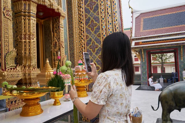 2022年2月16日 泰国曼谷 一名妇女在一座佛教寺庙的祭坛上用手机拍照 — 图库照片