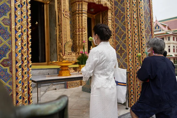 Bangkok Thailand Februari 2022 Vrouw Witte Jurk Biddend Een Boeddhistische — Stockfoto