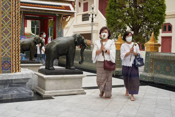 Bangkok Thailand Februari 2022 Twee Vrouwen Lopen Een Boeddhistische Tempel — Stockfoto