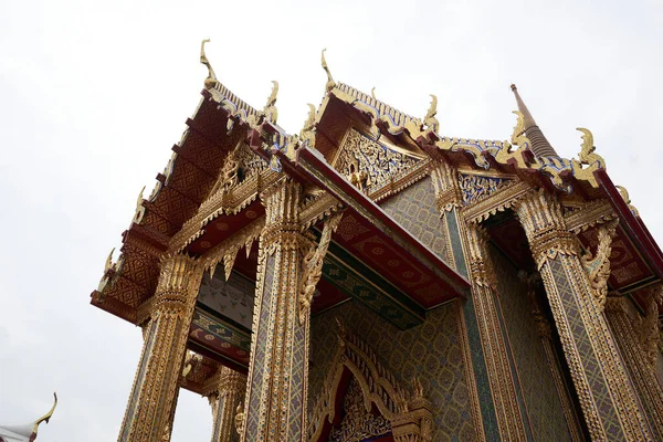 2022年2月16日 泰国曼谷 一座装饰有金像和金柱的佛寺入口上部 — 图库照片