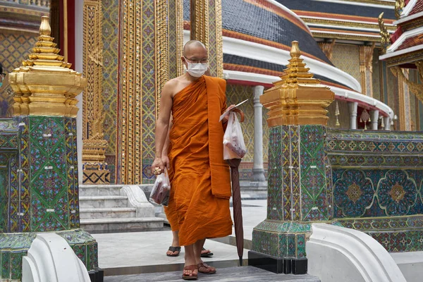Bangkok Thailand Februari 2022 Monnik Met Gezichtsmasker Boeddhistische Tempel Tijdens — Stockfoto