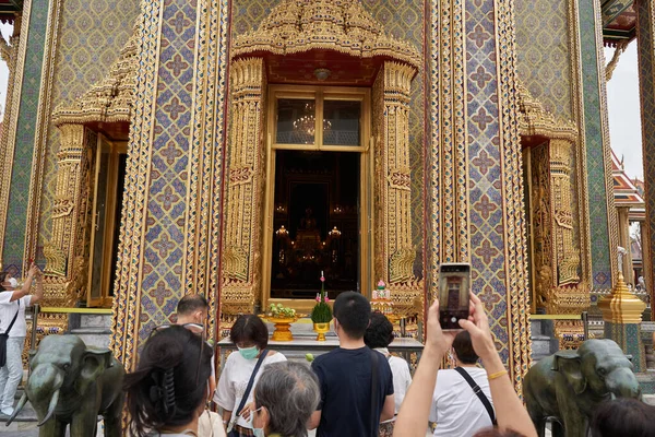 2022年2月16日 泰国曼谷 在Makha Bucha节期间 人群聚集在一座寺庙的祭坛旁边 — 图库照片