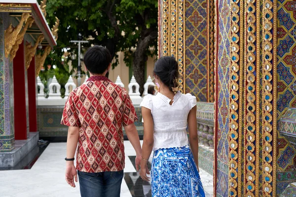 Voltar Casal Transexual Asiático Mãos Dadas Enquanto Visita Templo Budista — Fotografia de Stock