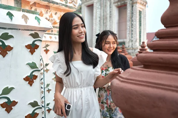 Deux Femmes Asiatiques Visitant Ancien Temple Bouddhiste Wat Arun Thaïlande — Photo