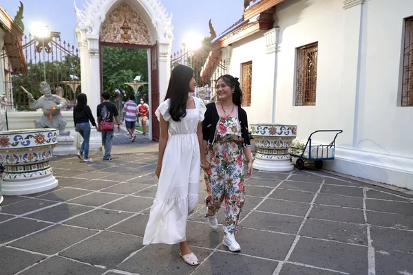 タイのワット アルンの仏教寺院内で手を取りながら歩くレズビアンカップル — ストック写真