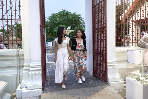 Przyjaciele Chodzący Trzymając Się Ręce Wewnątrz Buddyjskiej Świątyni Wat Arun — Zdjęcie stockowe