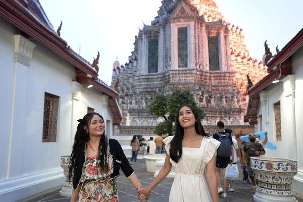 Twee Aziatische Jonge Ontspannen Vrienden Bezoeken Een Oude Boeddhistische Tempel — Stockfoto