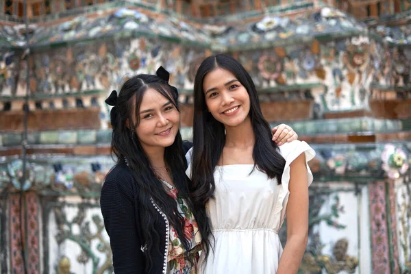 Portret Dwóch Azjatyckich Przyjaciół Patrzących Kamerę Świątyni Wat Arun Tajlandii — Zdjęcie stockowe